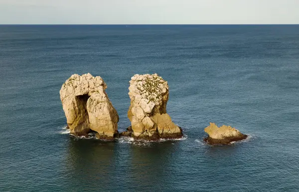 İspanya 'nın kuzeyinde Cantabria' nın kıyı kesiminde Costa Quebrada aşınmış, yani Kırık Kıyı.