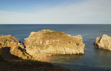 İspanya 'nın kuzeyinde Cantabria' nın kıyı kesimi, Costa Quebrada, Broken Coast, Playa de Somocuevas plajı çevresi.