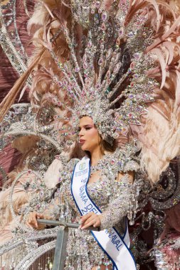 Las Palmas de Gran Canaria, İspanya - 17 Şubat 2024: Las PAlmas karnaval büyük alayı, granan cabalgata