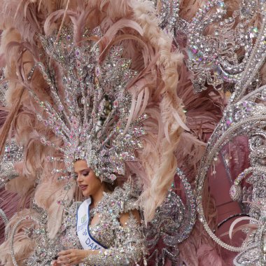 Las Palmas de Gran Canaria, İspanya - 17 Şubat 2024: Las PAlmas karnaval büyük alayı, granan cabalgata