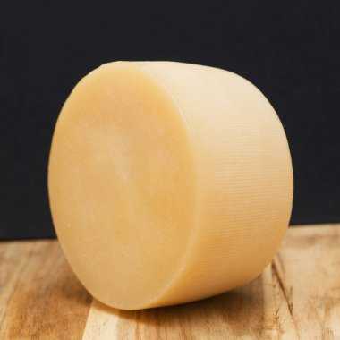 İspanya 'nın mahsulü. Küçük bir tekerlek dolusu özel pişirilmiş koyun peyniri.