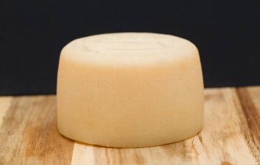 İspanya 'nın mahsulü. Küçük bir tekerlek dolusu özel pişirilmiş koyun peyniri.