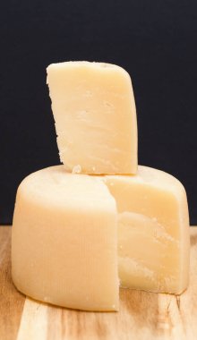 İspanya 'nın mahsulü. Küçük bir tekerlek dolusu özel pişirilmiş koyun peyniri.