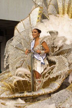 Las Palmas de Gran Canaria, İspanya - 17 Şubat 2024: Las Palmas de Gran Canaria Büyük Karnaval alayı