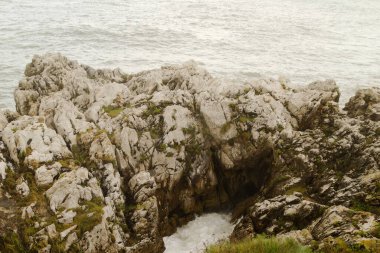 Llanes, Mirador de Moria kıyı karst düzeninde derin bir deliğe sahip İspanya, Asturias