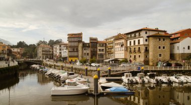 Llanes, Asturias, İspanya - 11 Kasım 2023: Turistler ve yerel halk hafta sonunun keyfini çıkarıyor