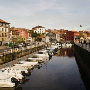 Llanes, Asturias, İspanya - 11 Kasım 2023: Turistler ve yerel halk hafta sonunun keyfini çıkarıyor