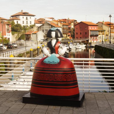 Llanes, Asturias, İspanya - 11 Kasım 2023: Turistler ve yerel halk hafta sonunun keyfini çıkarıyor