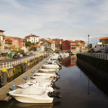 Llanes, Asturias, İspanya - 11 Kasım 2023: Turistler ve yerel halk hafta sonunun keyfini çıkarıyor