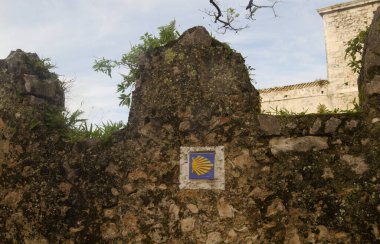 Llanes, Scallop kabuğu, Camino de Santiago 'nun sembolü eski duvarda, İspanya, Asturias
