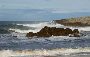 Playa de Toro plaj manzarası Punta Radon burnu ve bakış açısı, İspanya, Asturias, Llanes belediyesi