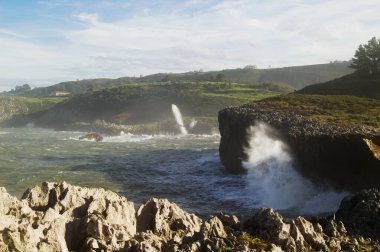 Punta Radon 'dan Playa de Los Curas plajı, İspanya, Aturias, Llanes belediyesi yakınlarındaki bir hava deliğine doğru bir bakış açısı