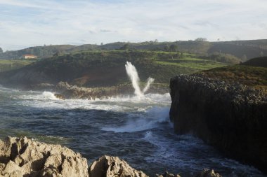Punta Radon 'dan Playa de Los Curas plajı, İspanya, Aturias, Llanes belediyesi yakınlarındaki bir hava deliğine doğru bir bakış açısı