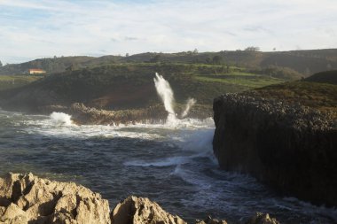 Punta Radon 'dan Playa de Los Curas plajı, İspanya, Aturias, Llanes belediyesi yakınlarındaki bir hava deliğine doğru bir bakış açısı