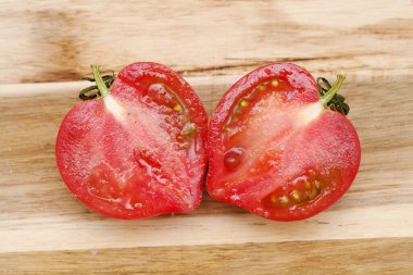 Yuvarlak pembe domatesli burunlu, ikiye bölündüğünde kalp şekli veren domates.