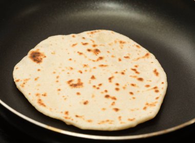 Kurutulmuş tavada mayalanmış pide gibi ekmek yapıyorum.