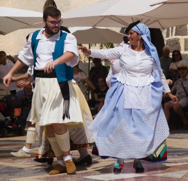 Las Palmas de Gran Canaria, İspanya - 26 Mayıs 2024: Halk müziği ve dans topluluğu, Pueblo Canario 'da haftalık gösteriler düzenler. Kanarya Köyü mimari kompleksi