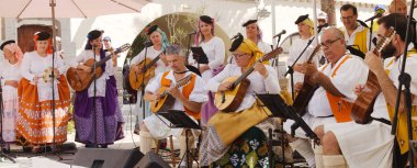 Las Palmas de Gran Canaria, İspanya - 26 Mayıs 2024: Halk müziği ve dans topluluğu, Pueblo Canario 'da haftalık gösteriler düzenler. Kanarya Köyü mimari kompleksi