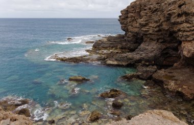 Galdar ve Agaete belediyeleri arasında aşınmış kuzey batı kıyısı manzarası, Sardina del Norte ve Puerto de Las Nieves köyleri arasında yürüyüş, küçük kayalık koy Playa Arrastradero