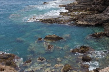 Galdar ve Agaete belediyeleri arasında aşınmış kuzey batı kıyısı manzarası, Sardina del Norte ve Puerto de Las Nieves köyleri arasında yürüyüş, küçük kayalık koy Playa Arrastradero