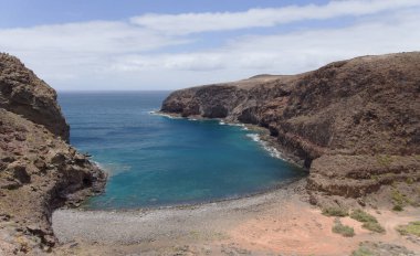 Gran Canaria, Galdar ve Agaete belediyeleri arasında aşınmış kuzey batı kıyısı manzarası, Sardina del Norte ve Puerto de Las Nieves köyleri arasında yürüyüş, çakıl plajı Playa del Juncal