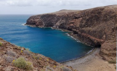 Gran Canaria, Galdar ve Agaete belediyeleri arasında aşınmış kuzey batı kıyısı manzarası, Sardina del Norte ve Puerto de Las Nieves köyleri arasında yürüyüş, çakıl plajı Playa del Juncal