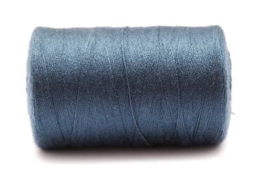 Beyaz arkaplanda izole edilmiş ince dikişli tam çapraz yara makarası.