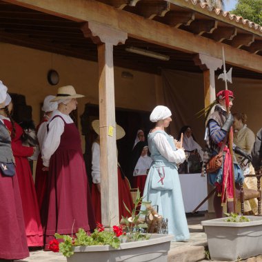 Santa Brigida, Las Palmas, İspanya - 29 Haziran 2024: Kanarya Adası Tarihinin Yayılması Derneği üyeleri, Pieter van der Does ve yerel milis kuvvetleri arasında gerçekleşen Batan Savaşı 'nın tarihsel canlandırmasına katıldılar.