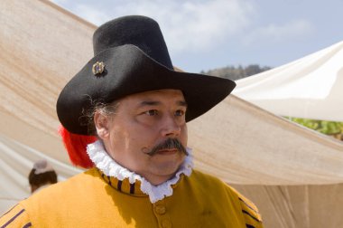 Santa Brigida, Las Palmas, İspanya - 29 Haziran 2024: Kanarya Adası Tarihinin Yayılması Derneği üyeleri, Pieter van der Does ve yerel milis kuvvetleri arasında gerçekleşen Batan Savaşı 'nın tarihsel canlandırmasına katıldılar.