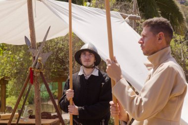 Santa Brigida, Las Palmas, İspanya - 29 Haziran 2024: Kanarya Adası Tarihinin Yayılması Derneği üyeleri, Pieter van der Does ve yerel milis kuvvetleri arasında gerçekleşen Batan Savaşı 'nın tarihsel canlandırmasına katıldılar.