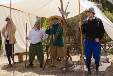 Santa Brigida, Las Palmas, İspanya - 29 Haziran 2024: Kanarya Adası Tarihinin Yayılması Derneği üyeleri, Pieter van der Does ve yerel milis kuvvetleri arasında gerçekleşen Batan Savaşı 'nın tarihsel canlandırmasına katıldılar.