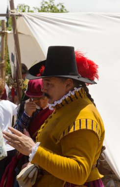 Santa Brigida, Las Palmas, İspanya - 29 Haziran 2024: Kanarya Adası Tarihinin Yayılması Derneği üyeleri, Pieter van der Does ve yerel milis kuvvetleri arasında gerçekleşen Batan Savaşı 'nın tarihsel canlandırmasına katıldılar.