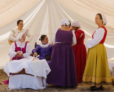 Santa Brigida, Las Palmas, İspanya - 29 Haziran 2024: Kanarya Adası Tarihinin Yayılması Derneği üyeleri, Pieter van der Does ve yerel milis kuvvetleri arasında gerçekleşen Batan Savaşı 'nın tarihsel canlandırmasına katıldılar.