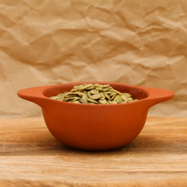 Bir avuç dolusu kabak çekirdeği.