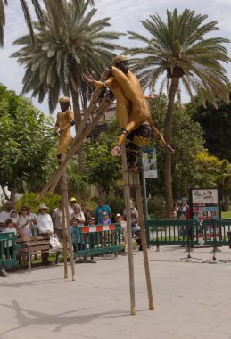 Las Palmas de Gran Canaria, İspanya - 20 Temmuz 2024: Togo 'dan Stilt dengeleme eylemi Afuma Parque Doramas halk parkında gösteri yaptı