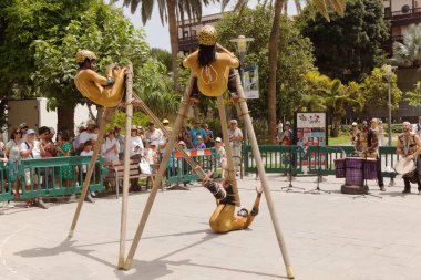 Las Palmas de Gran Canaria, İspanya - 20 Temmuz 2024: Togo 'dan Stilt dengeleme eylemi Afuma Parque Doramas halk parkında gösteri yaptı