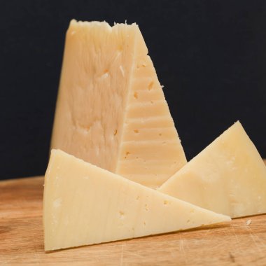 İspanya 'nın mahsulü - koyun ve inek sütünden yapılmış haşlanmış peynir.