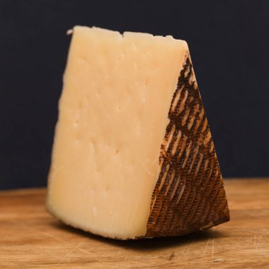 İspanya 'nın mahsulü - koyun ve inek sütünden yapılmış haşlanmış peynir.