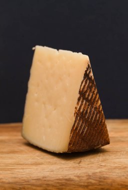 İspanya 'nın mahsulü - koyun ve inek sütünden yapılmış haşlanmış peynir.