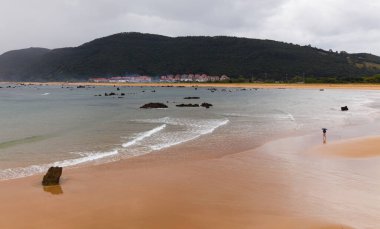 Cantabria, İspanya, Noja kasabasındaki Trengandin plajı. Karst oluşumları düşük gelgitle ortaya çıktı. 