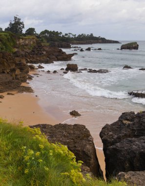 Cantabria, İspanya, Playa de Ris ve Trengandin arasındaki kısa kıyı yürüyüşleri.