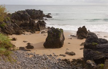 Cantabria, İspanya, Playa de Ris ve Trengandin arasındaki kısa kıyı yürüyüşleri.