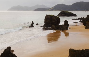 Cantabria, İspanya, Playa de Ris ve Trengandin arasındaki kısa kıyı yürüyüşleri.