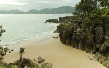 Cantabria, İspanya, Playa de Ris ve Trengandin arasındaki kısa kıyı yürüyüşleri.