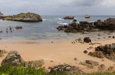 Cantabria, Playa de Ris plajı, Noja kasabasında, karst oluşumları ve kıyı açıklarında birkaç küçük adacık