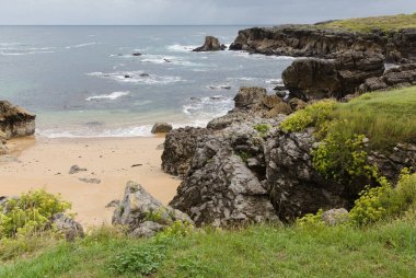Cantabria, Playa de Ris plajı, Noja kasabasında, karst oluşumları ve kıyı açıklarında birkaç küçük adacık