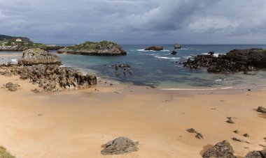 Cantabria, Playa de Ris plajı, Noja kasabasında, karst oluşumları ve kıyı açıklarında birkaç küçük adacık