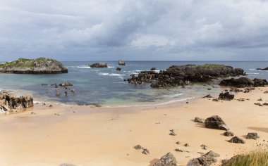 Cantabria, Playa de Ris plajı, Noja kasabasında, karst oluşumları ve kıyı açıklarında birkaç küçük adacık