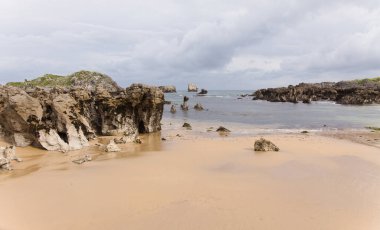 Cantabria, Playa de Ris plajı, Noja kasabasında, karst oluşumları ve kıyı açıklarında birkaç küçük adacık