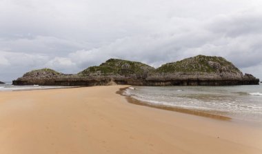 Cantabria, Playa de Ris plajı, Noja kasabasında, karst oluşumları ve kıyı açıklarında birkaç küçük adacık